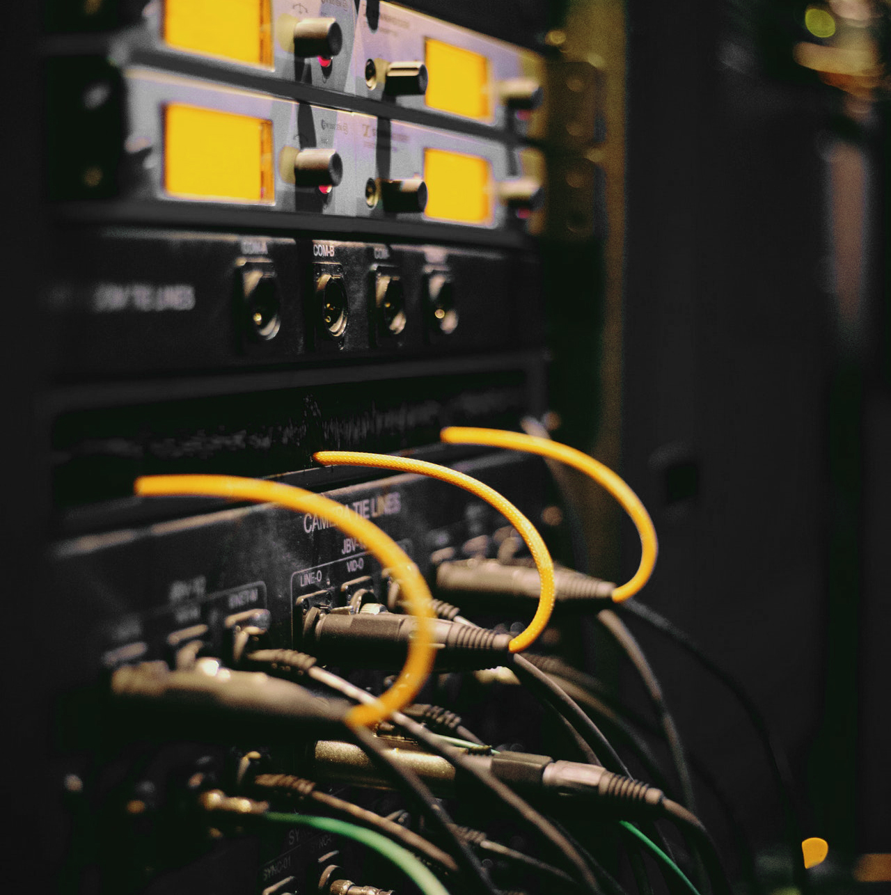 Kablar kopplade till ett rack